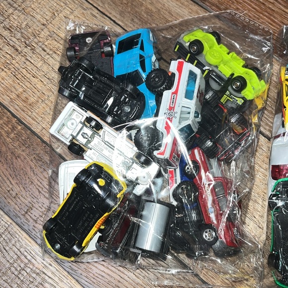 Hot wheels and assorted toy cars - Picture 5 of 7